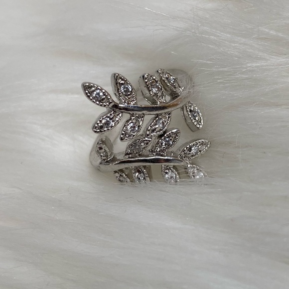Beautiful leaf design silver tone ring w/many small diamond-like stones, size 9 - Picture 3 of 5